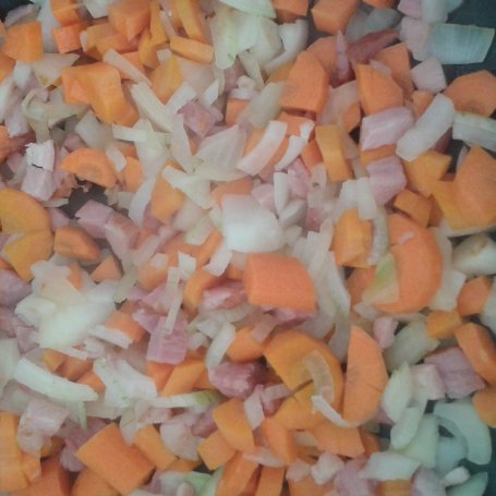 Krok 1 - makaron z salami, marchewką i cebulą foto