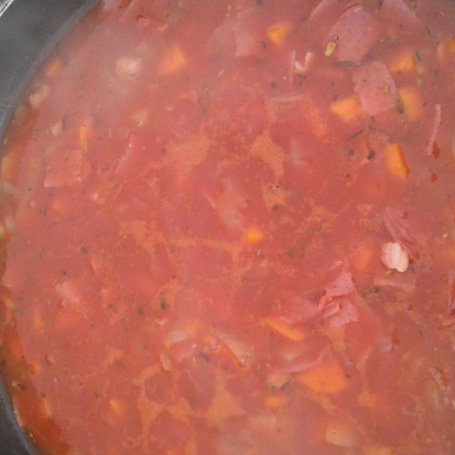 Krok 2 - makaron z salami, marchewką i cebulą foto