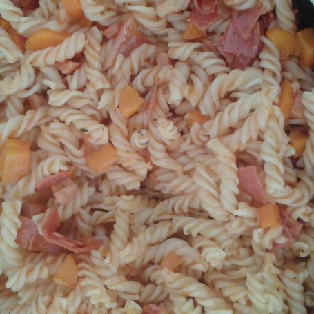 Krok 3 - makaron z salami, marchewką i cebulą foto