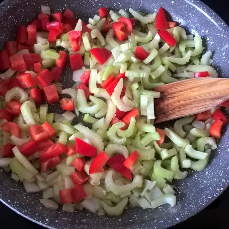 Krok 3 - Makaron z selerem naciowym i pieczarkami w sosie pomidorowym foto