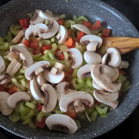 Krok 4 - Makaron z selerem naciowym i pieczarkami w sosie pomidorowym foto