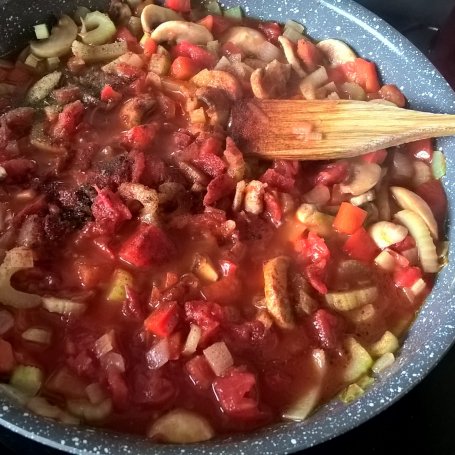 Krok 5 - Makaron z selerem naciowym i pieczarkami w sosie pomidorowym foto