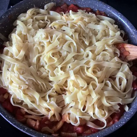 Krok 6 - Makaron z selerem naciowym i pieczarkami w sosie pomidorowym foto