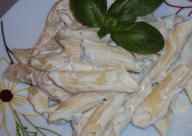 Fotografia przedstawiająca Makaron z serem gorgonzola i serkami topionymi