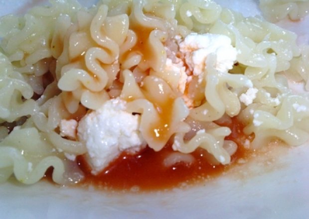 Fotografia przedstawiająca Makaron z serem i sosem pomidorowym