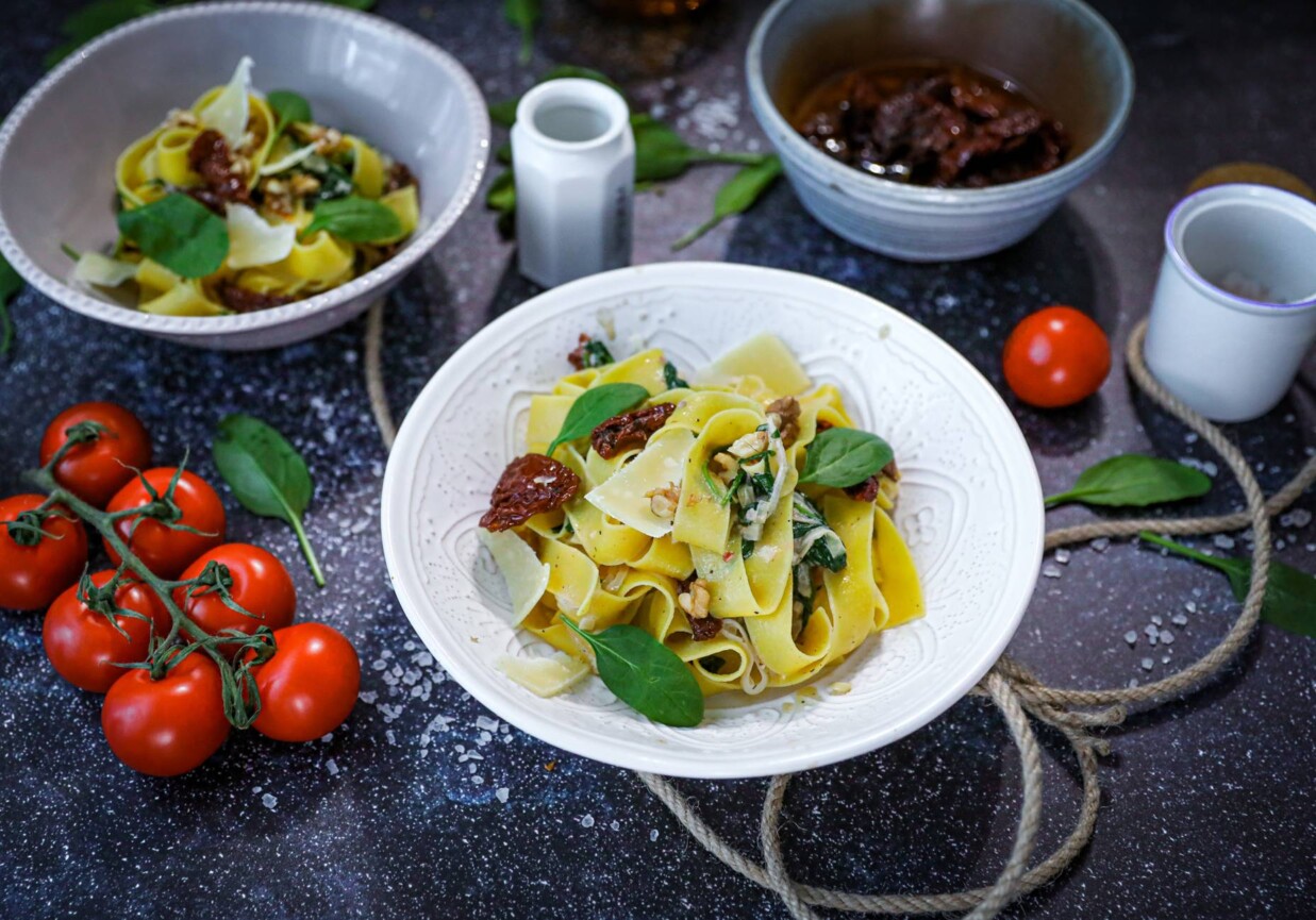 Makaron z serem pleśniowym i suszonymi pomidorami oraz szpinakiem foto