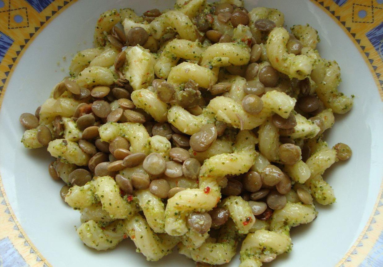 Makaron z soczewicą i mozzarellą w brokułowym pesto foto