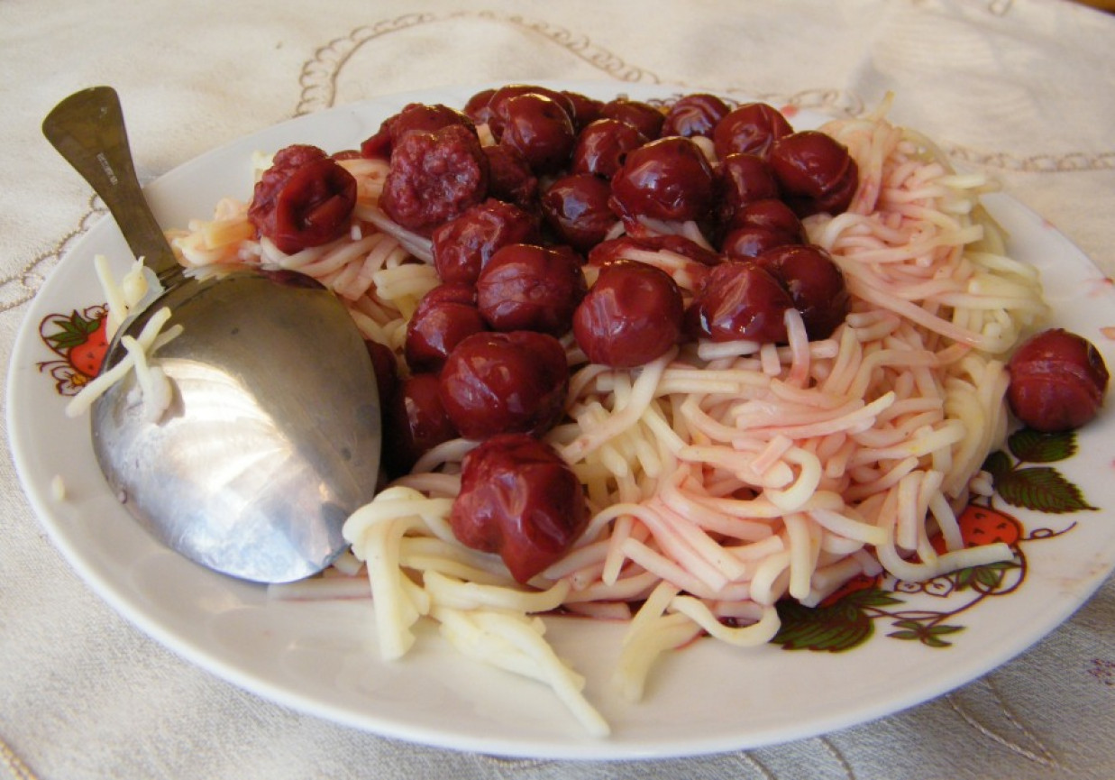 Makaron z sokiem wiśniowym foto