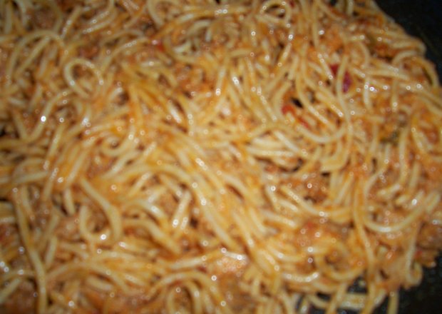 Fotografia przedstawiająca makaron z sosem bolońskim