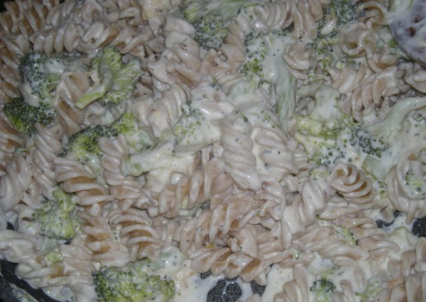 Fotografia przedstawiająca makaron z sosem brokułowo-śmietanowym
