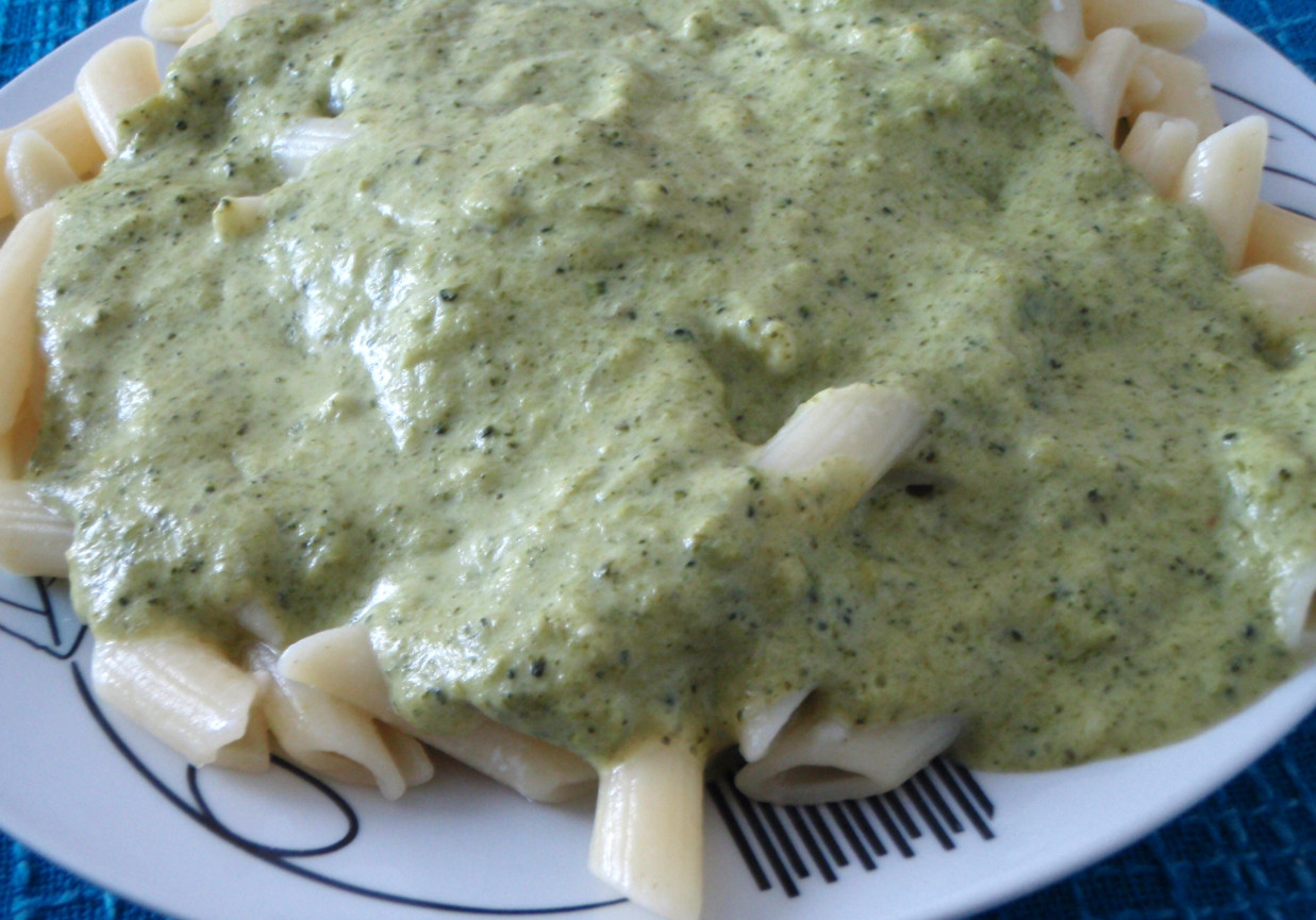Makaron z sosem brokułowym foto