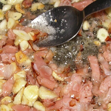 Krok 1 - Makaron z sosem czosnkowo-pomidorowym, szynką szwarcwaldzką i serem foto