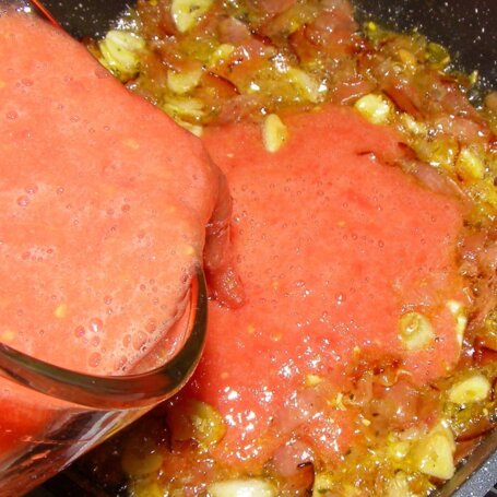 Krok 2 - Makaron z sosem czosnkowo-pomidorowym, szynką szwarcwaldzką i serem foto