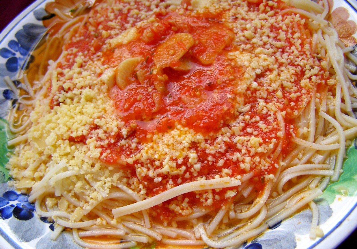 Makaron z sosem czosnkowo-pomidorowym, szynką szwarcwaldzką i serem foto