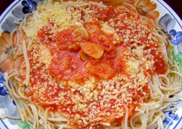 Fotografia przedstawiająca Makaron z sosem czosnkowo-pomidorowym, szynką szwarcwaldzką i serem