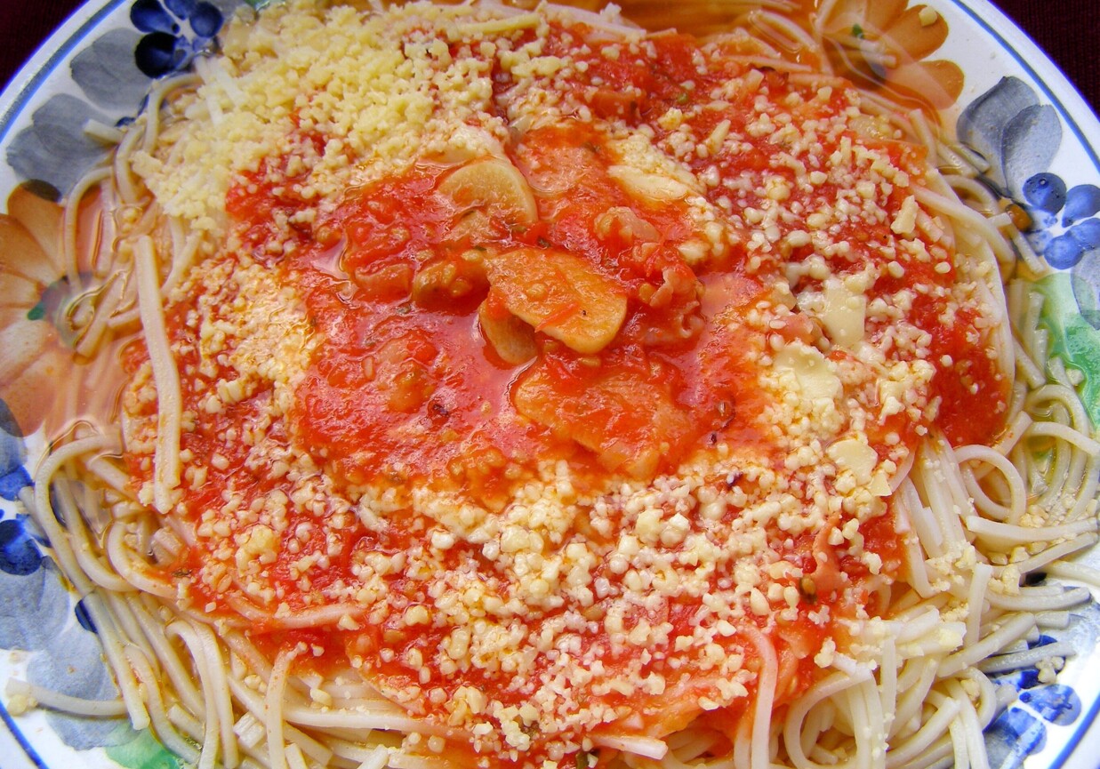Makaron z sosem czosnkowo-pomidorowym, szynką szwarcwaldzką i serem foto