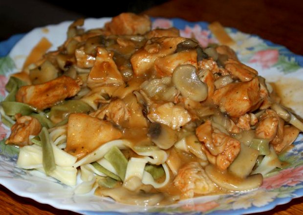 Fotografia przedstawiająca Makaron z sosem grzybowym z kawałkami kurczaka na szybko