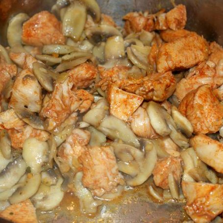Krok 1 - Makaron z sosem grzybowym z kawałkami kurczaka na szybko foto