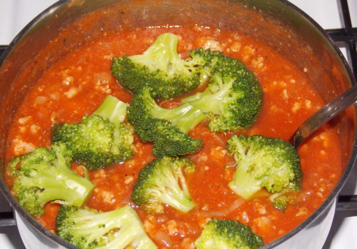 Makaron z sosem mięsno – brokułowym foto