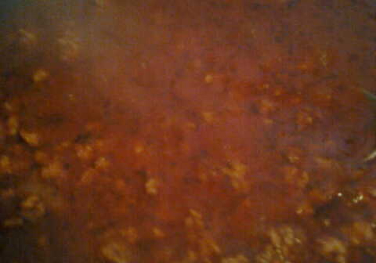 Makaron z sosem mięsno -pomidorowym foto