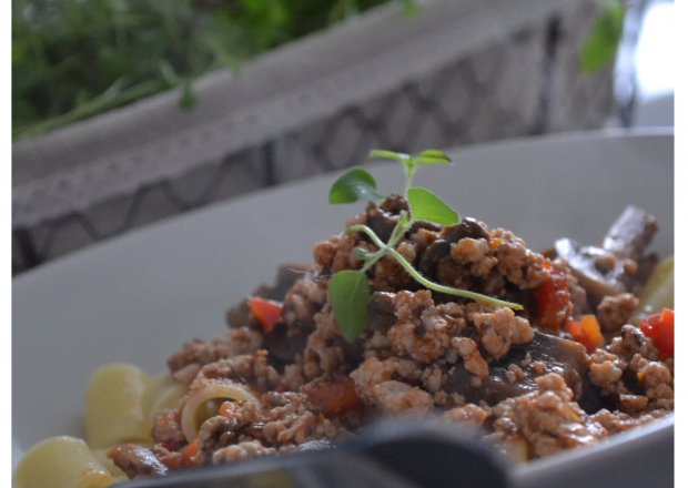 Fotografia przedstawiająca makaron z sosem mięsno-warzywnym