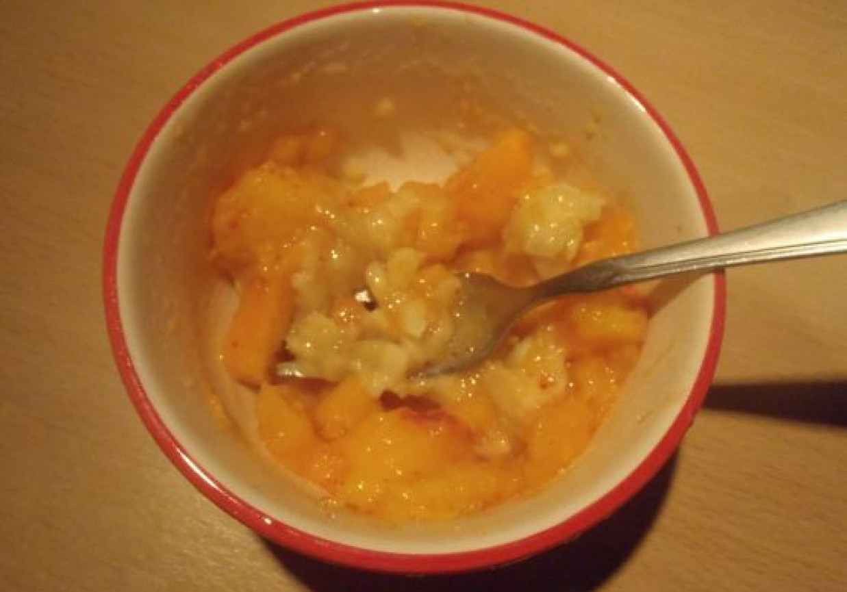 Makaron z sosem owocowym foto