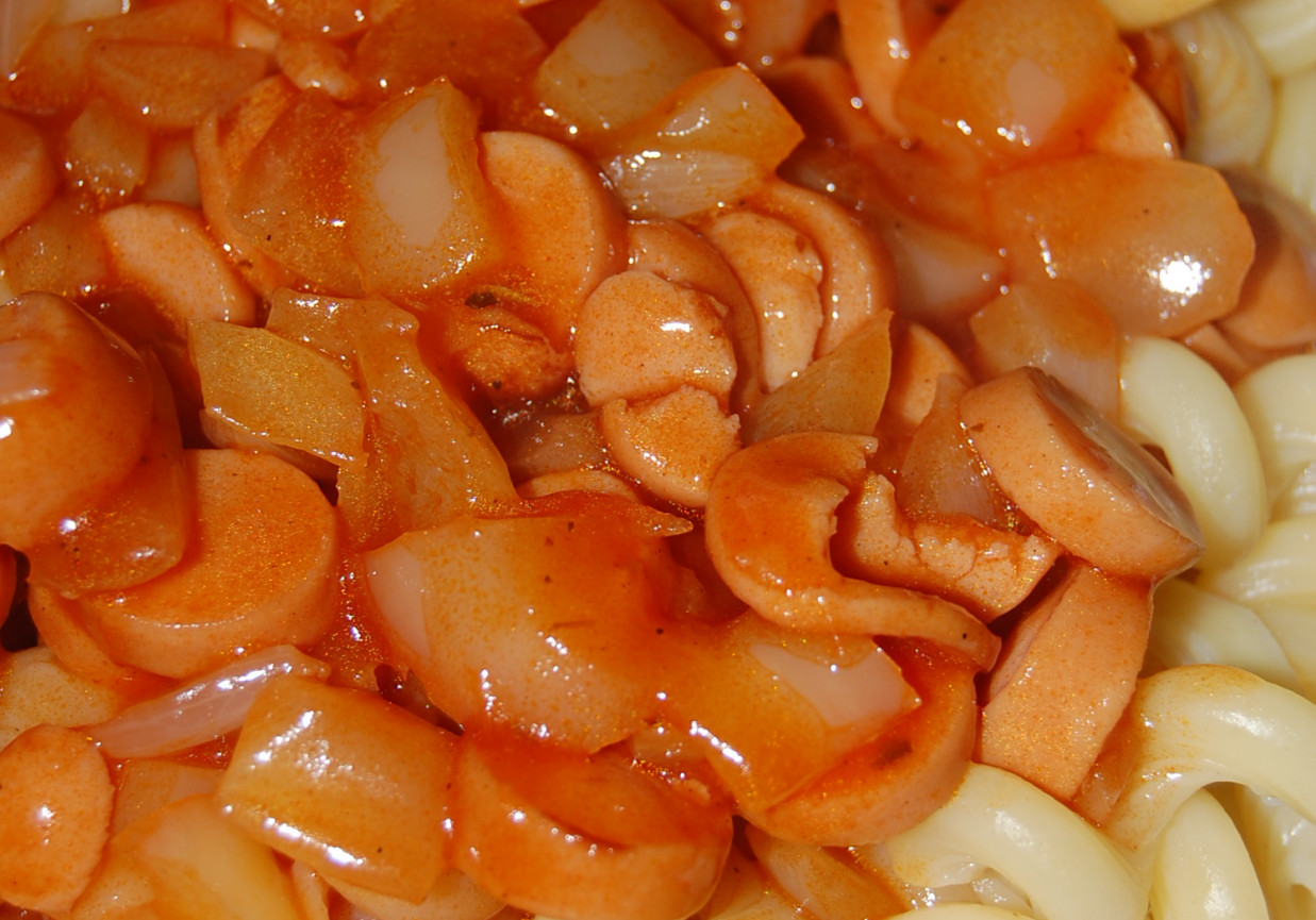 Makaron z sosem paprykowym z kiełbaskami foto