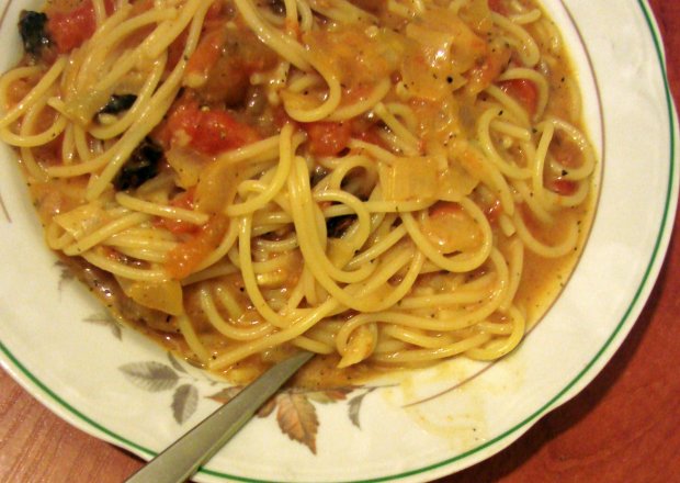 Fotografia przedstawiająca Makaron z sosem podwójnie pomidorowym