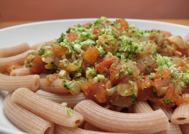 Fotografia przedstawiająca Makaron z sosem pomidorowo-brokułowym
