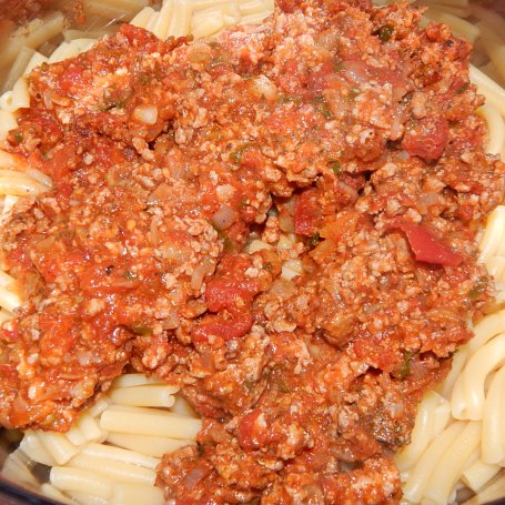 Krok 8 - Makaron z sosem pomidorowo-ogorkówym foto