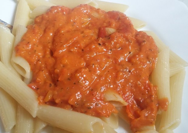 Fotografia przedstawiająca Makaron z sosem pomidorowo-paprykowym