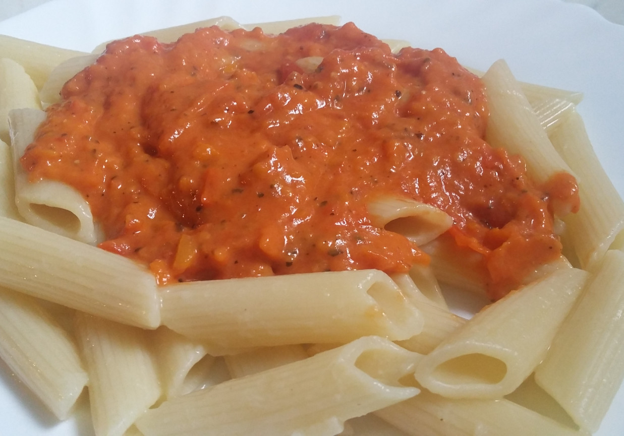 Makaron z sosem pomidorowo-paprykowym foto