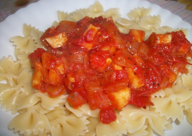 Fotografia przedstawiająca Makaron z sosem pomidorowo-selerowym