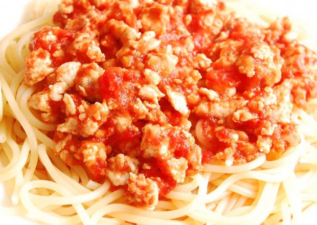 Fotografia przedstawiająca Makaron z sosem pomidorowo-mięsnym
