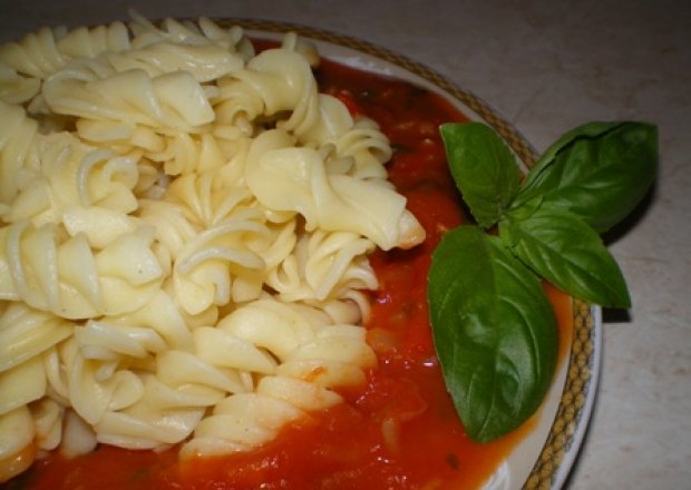 Fotografia przedstawiająca Makaron z sosem pomidorowo-ziołowym