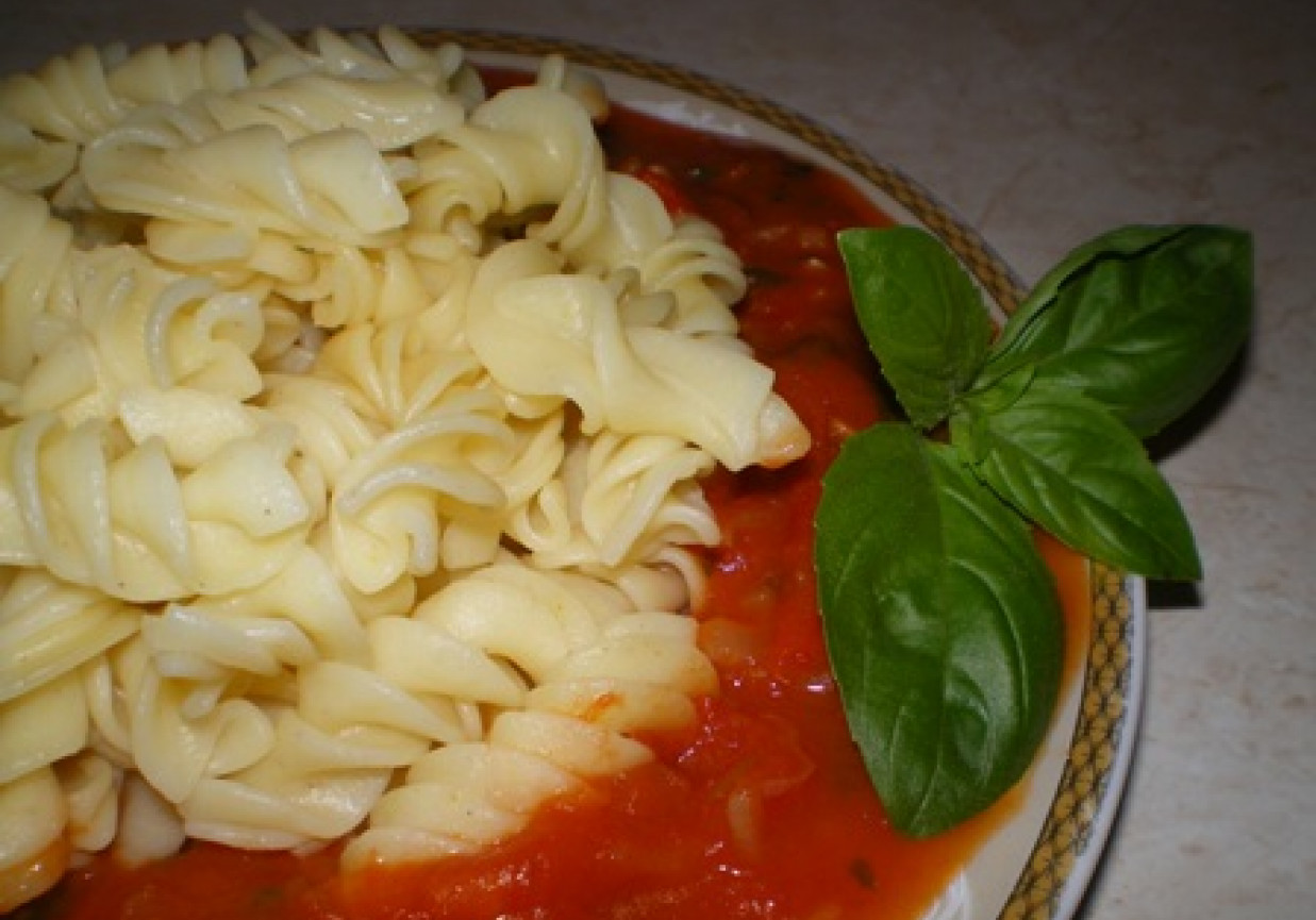 Makaron z sosem pomidorowo-ziołowym foto