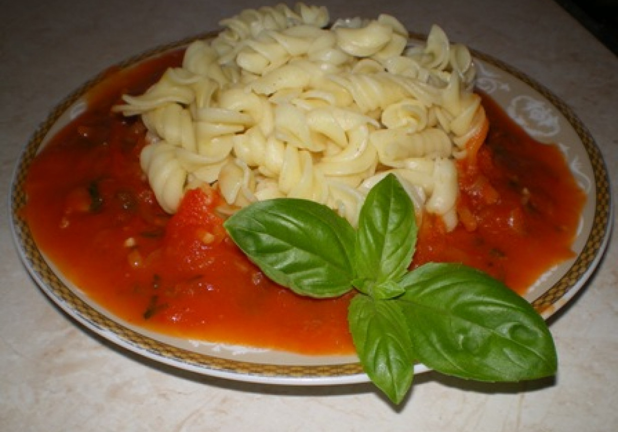 Makaron z sosem pomidorowo-ziołowym foto