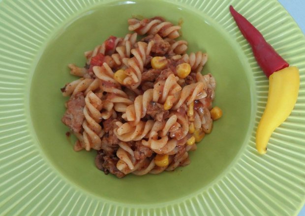 Fotografia przedstawiająca Makaron z sosem pomidorowy, warzywami i mięsem