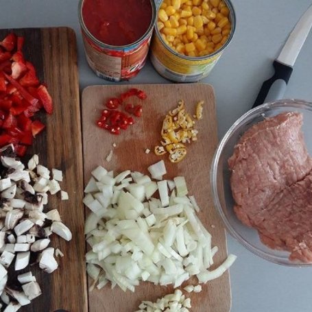 Krok 1 - Makaron z sosem pomidorowy, warzywami i mięsem foto