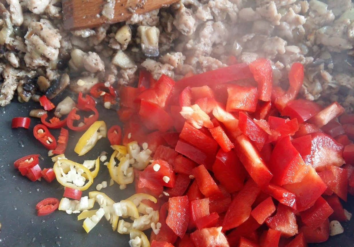 Makaron z sosem pomidorowy, warzywami i mięsem foto