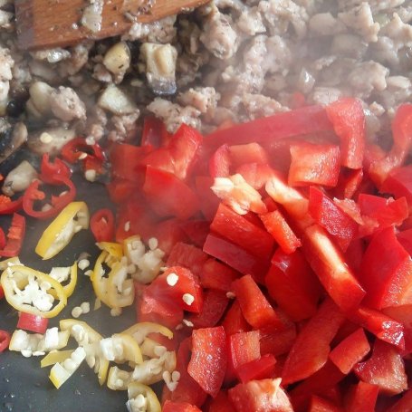 Krok 5 - Makaron z sosem pomidorowy, warzywami i mięsem foto