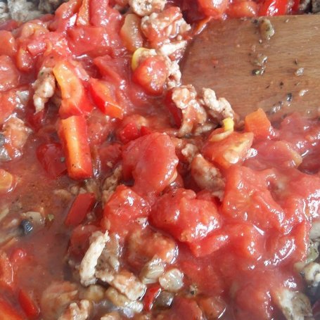Krok 6 - Makaron z sosem pomidorowy, warzywami i mięsem foto