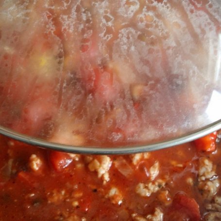 Krok 8 - Makaron z sosem pomidorowy, warzywami i mięsem foto