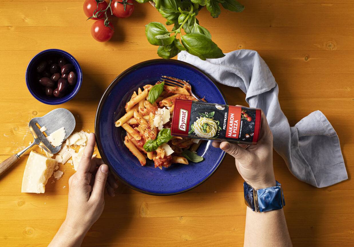 Makaron penne z sosem pomidorowym foto