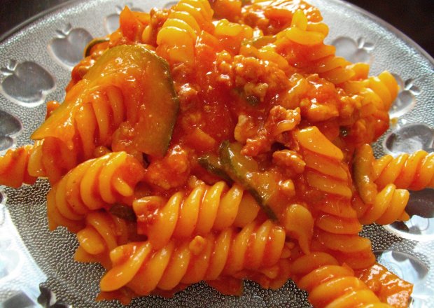 Fotografia przedstawiająca Makaron z sosem pomidorowym, cukinią i wołowiną