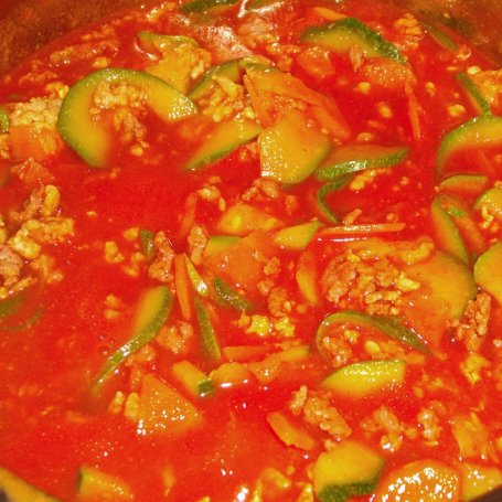 Krok 3 - Makaron z sosem pomidorowym, cukinią i wołowiną foto