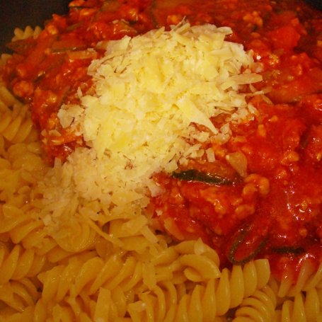 Krok 4 - Makaron z sosem pomidorowym, cukinią i wołowiną foto