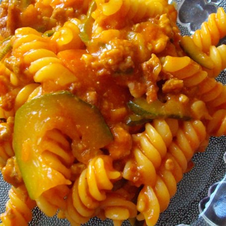 Krok 5 - Makaron z sosem pomidorowym, cukinią i wołowiną foto