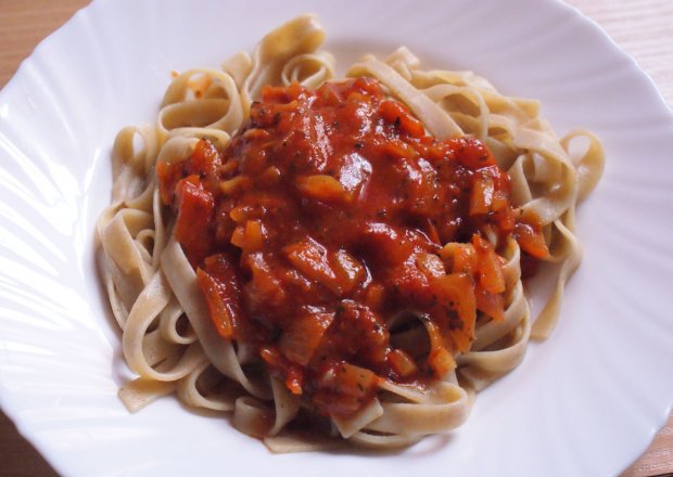 Fotografia przedstawiająca Makaron z sosem pomidorowym dietetyczny