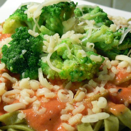 Krok 4 - Makaron z sosem pomidorowym i brokułami foto